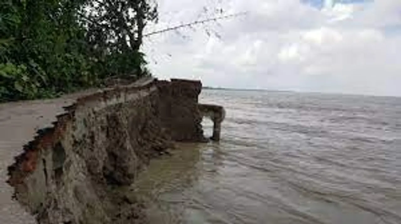 জল কমতেই ভাঙ্গন শুরু মালদার মানিকচক এর ভুতনির কোশিঘাট এলাকায়