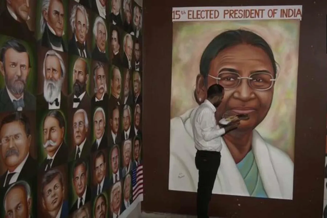 রাষ্ট্রপতি দ্রৌপদি মুর্মুর জন্য ৭ ফুট লম্বা চিত্র আঁকলেন অমৃতসরের শিল্পী