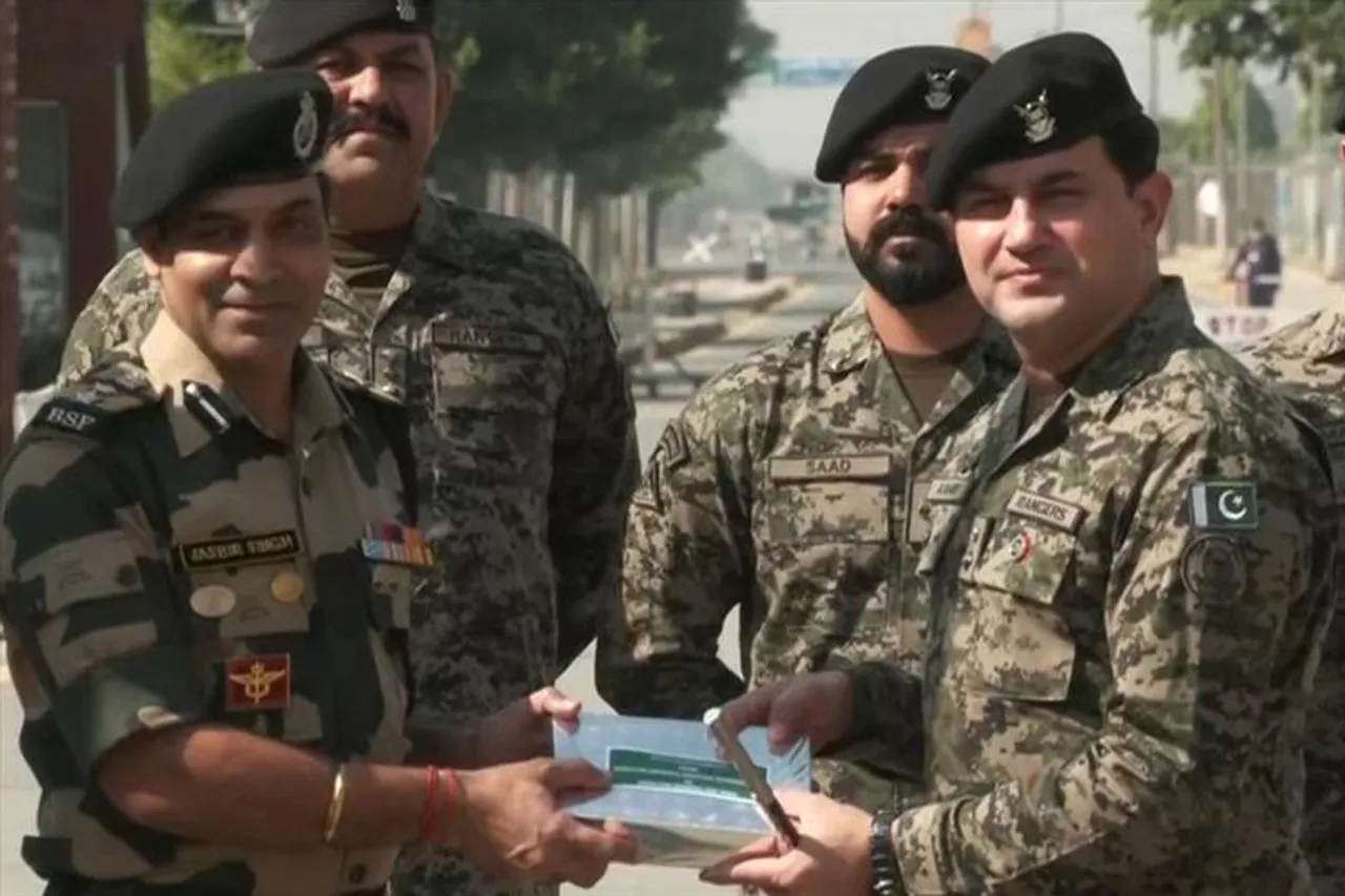 আটারি-ওয়াঘা সীমান্তে মিষ্টি বিনিময় বিএসএফ, পাকিস্তান রেঞ্জার্সের