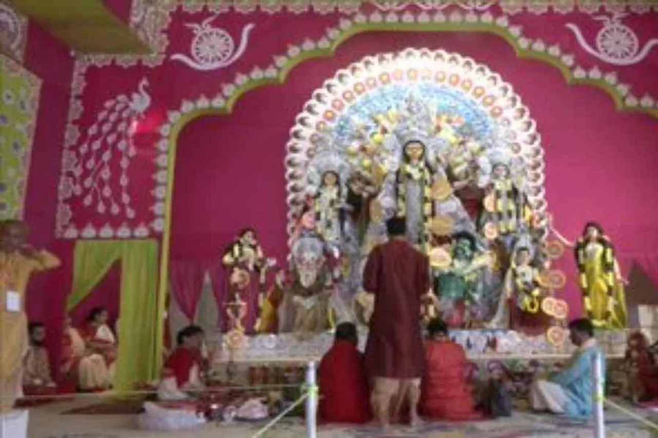 চিত্তরঞ্জন পার্কে চলছে অষ্টমীর পুজো