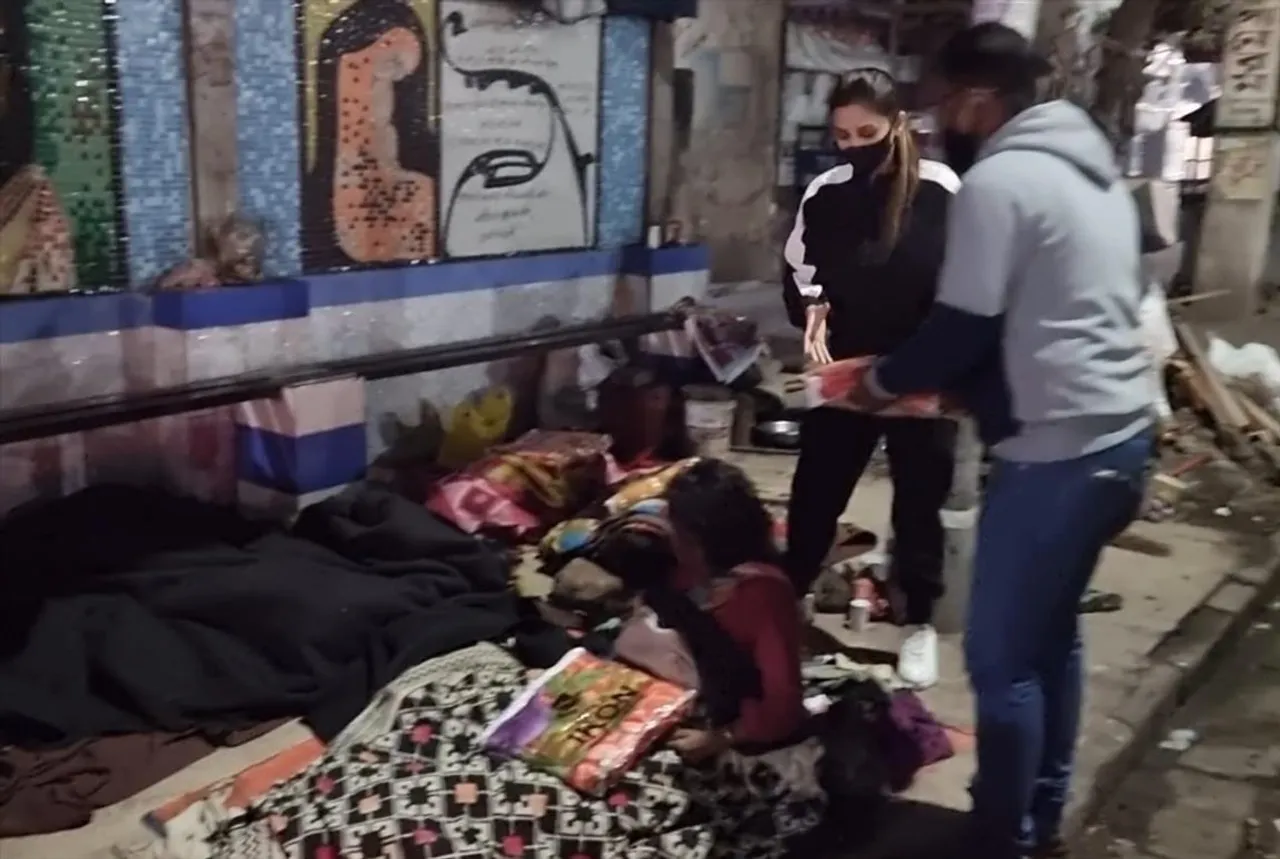 'ক্রিসমাস ইভ'-এ শহরের রাস্তায় 'সিক্রেট সান্টা' মিমি