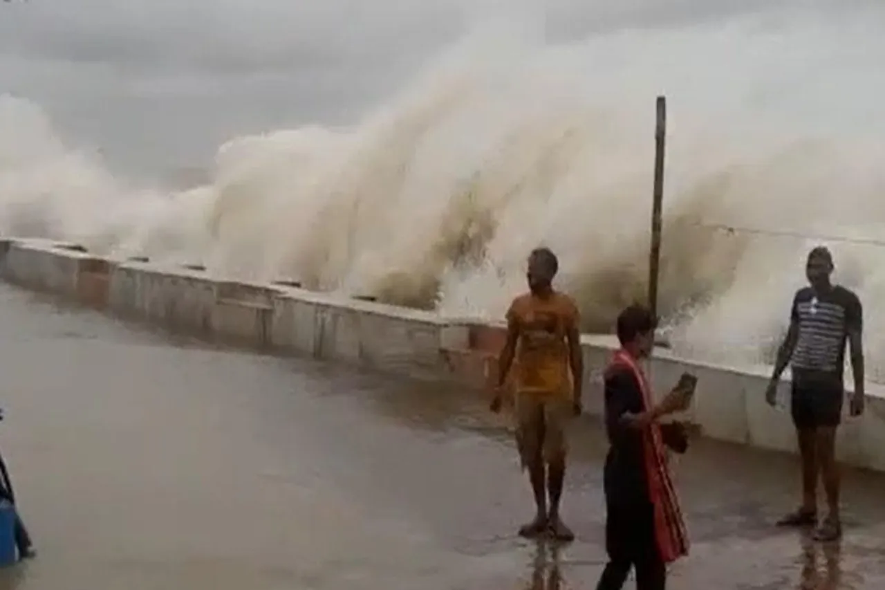 দিঘায় প্রবল জলোচ্ছ্বাস