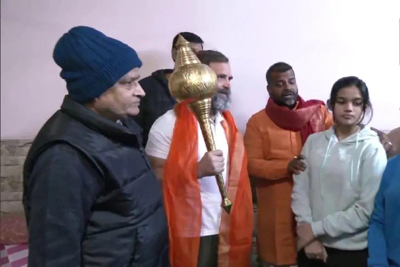 যোগী রাজ্যে প্রবেশ, দিল্লির মারঘাট হনুমান মন্দিরে রাহুল গান্ধী