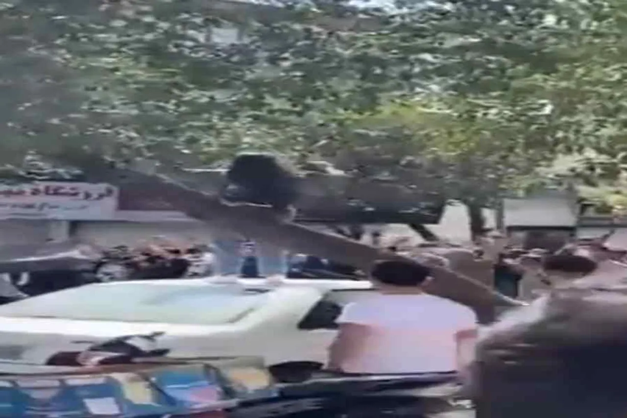 ইরান বিক্ষোভ, গাড়ির ছাদে উঠে সাহসী নারীর নেতৃত্বদান- দেখুন ভিডিও