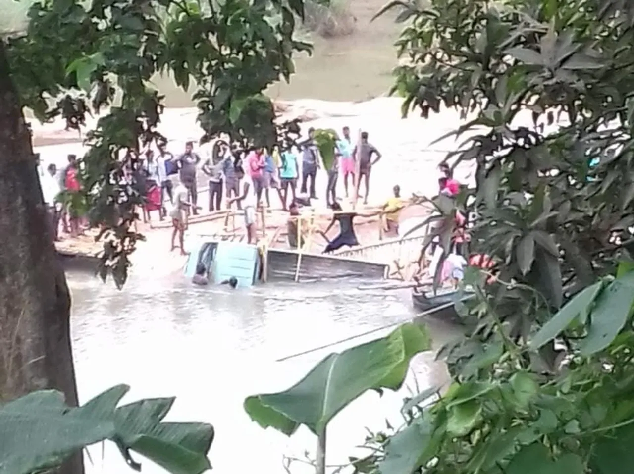 নিয়ন্ত্রণ হারিয়ে জলে তলিয়ে গেল মিনি পিক আপ ভ্যান