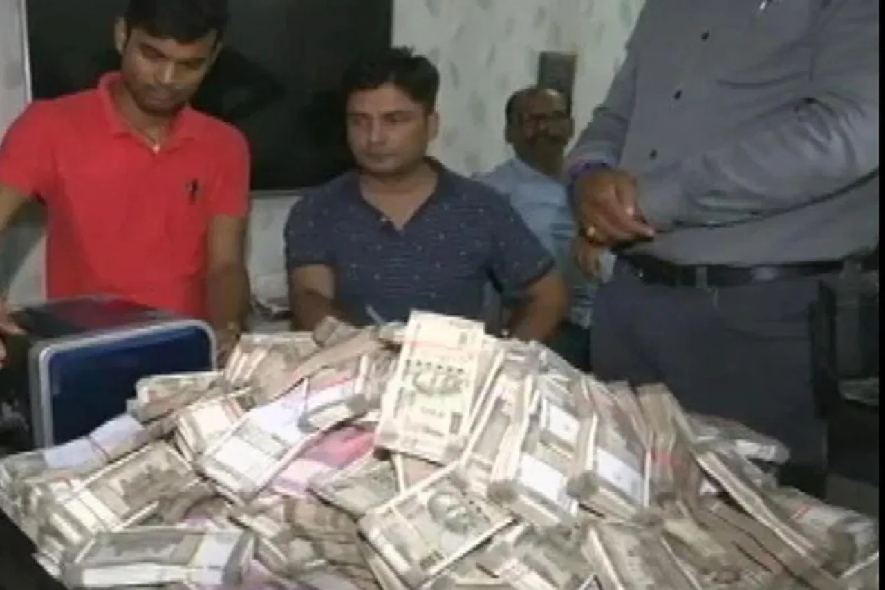 ইঞ্জিনিয়ারের বাড়িতে টাকার পাহাড়