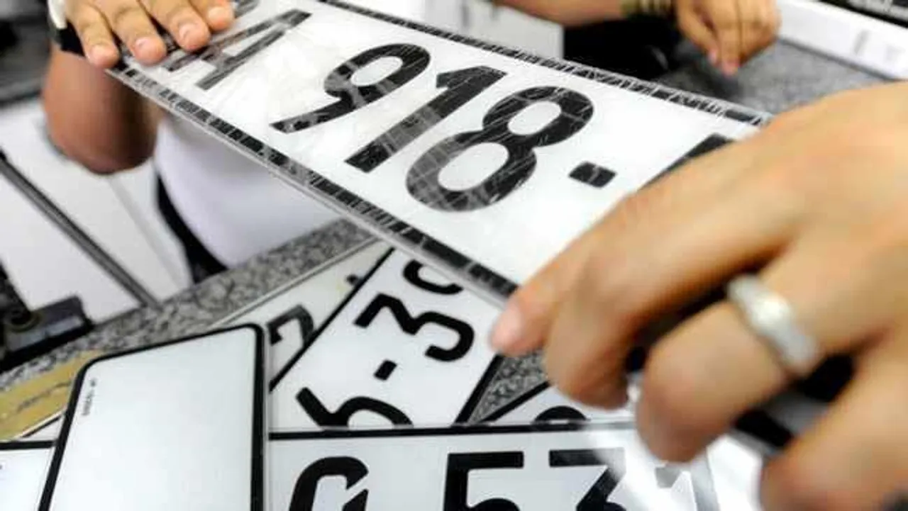 ভুয়া নাম্বার প্লেট সহ আটক দুই