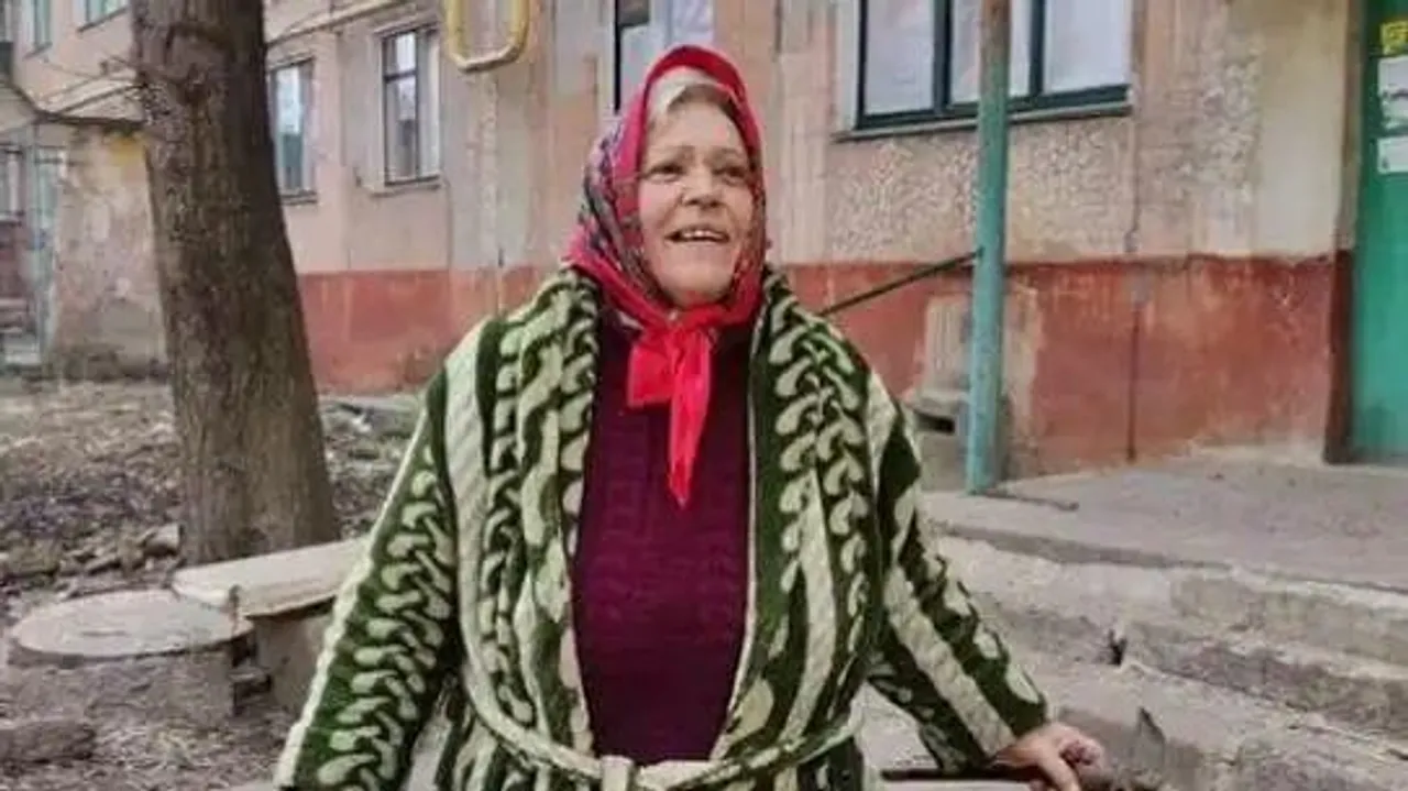 রশিয়া ইউক্রেনের যুদ্ধের মাঝেই ভয় কে জয় করে রাশিয়ান মহিলা গেয়ে উঠলেন ভারতীয় গান