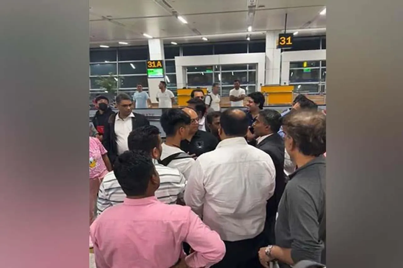 দিল্লিতে ফ্লাইট বিলম্ব নিয়ে যাত্রী ও এয়ারলাইন্সের কর্মীদের মধ্যে তর্ক-বিতর্ক, ভাইরাল ভিডিও