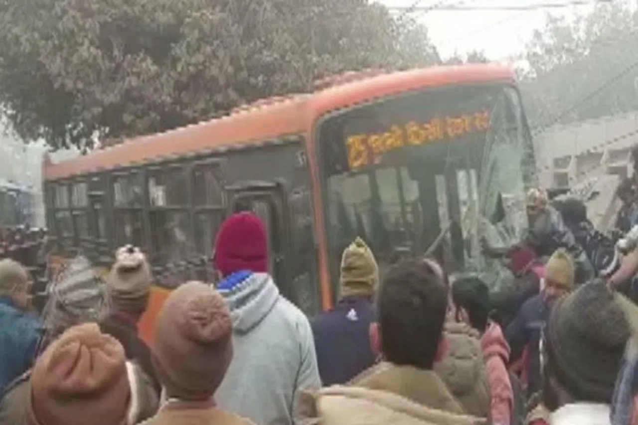 ঘুমন্ত পথচারীদের পিষে দিল বাস