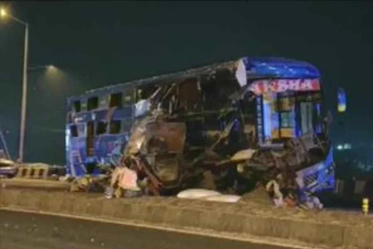 ভয়াবহ সড়ক দুর্ঘটনা গুজরাটে