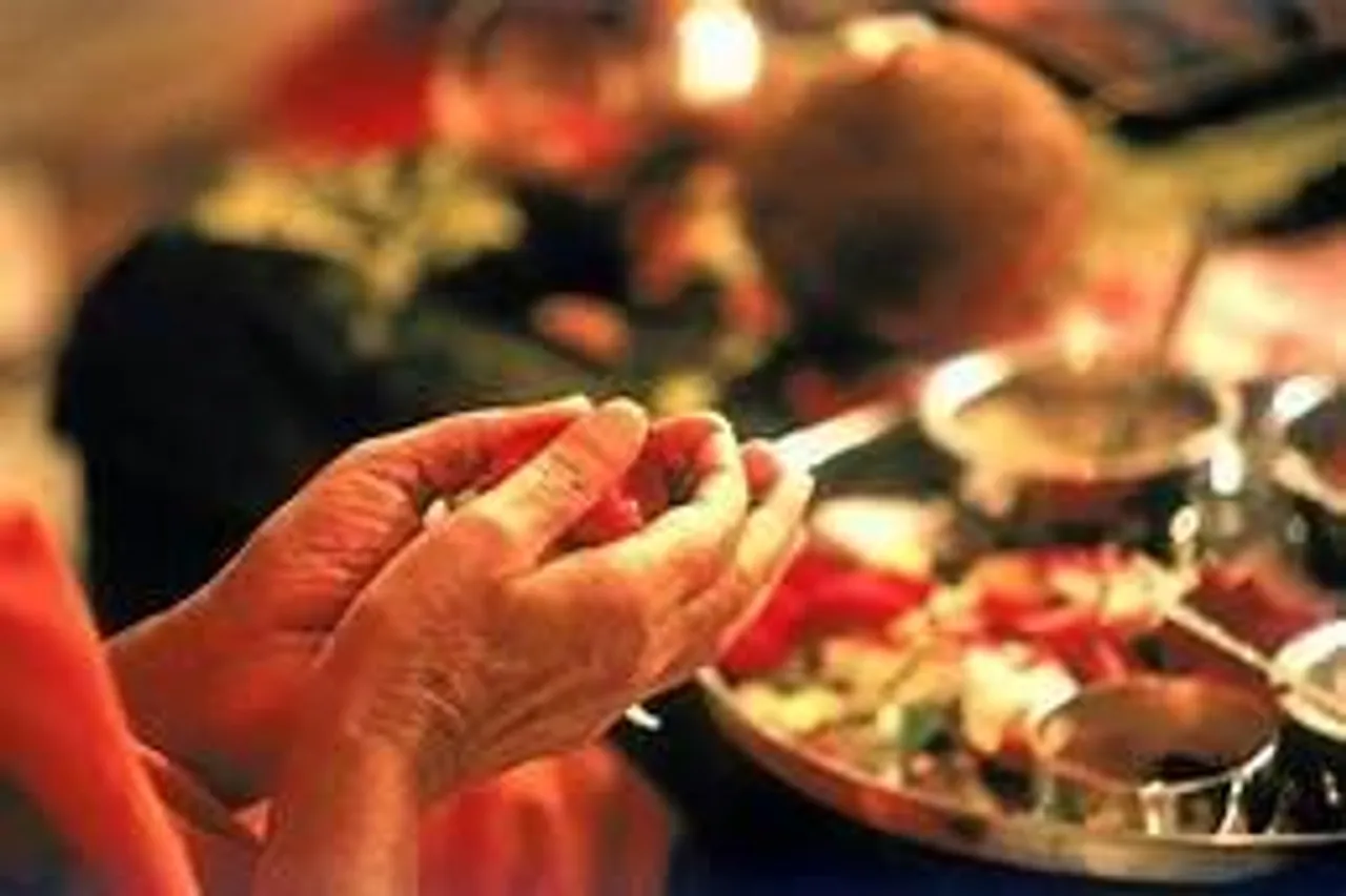 এবার বাড়ির বারান্দায় বসেই অঞ্জলি