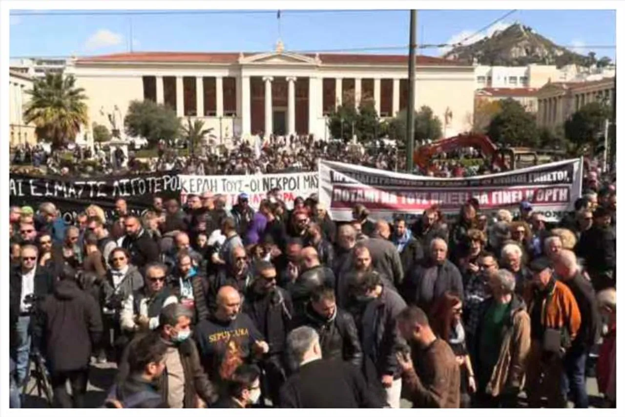 এথেন্সে ট্রেন দুর্ঘটনায় প্রতিবাদে পথে নামলেন ২৩হাজার মানুষ