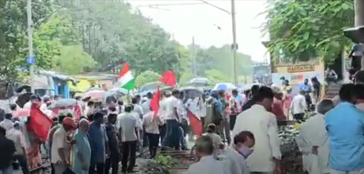 কাজোড়া স্টেশনে বামেদের রেল অবরোধ