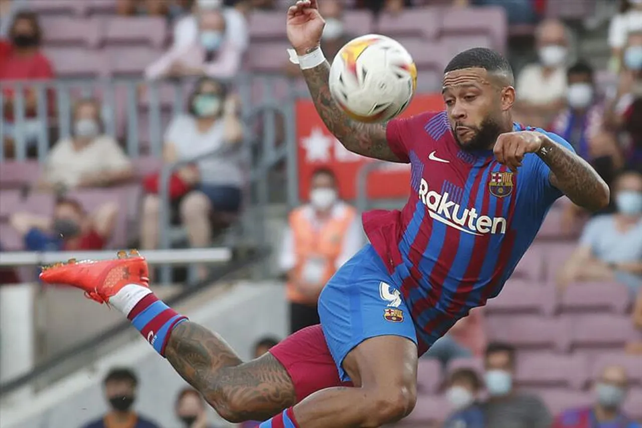 ডিপেকে নেওয়ার দৌড়ে ম্যান ইউ