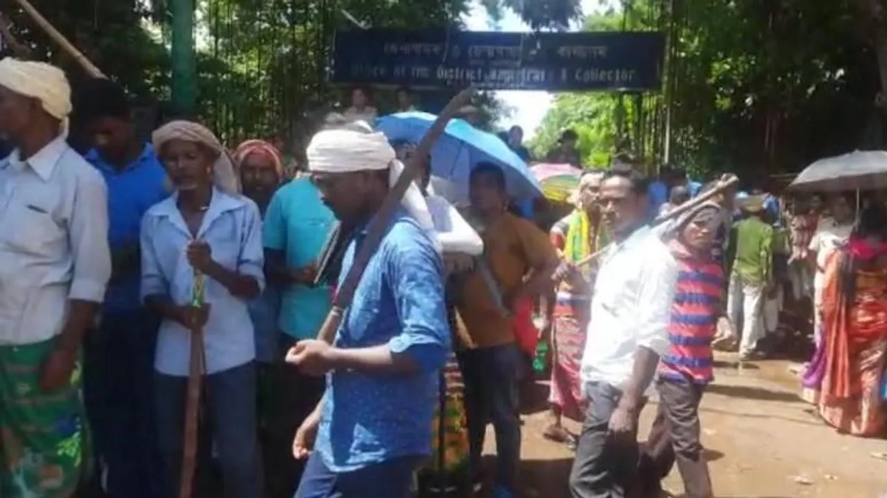 একাধিক দাবি নিয়ে জেলা শাসক দপ্তরের সামনে বিক্ষোভ প্রদর্শন এবং স্মারকলিপি প্রদান করল ভারত জাকাত মাঝি পরগনা মহল