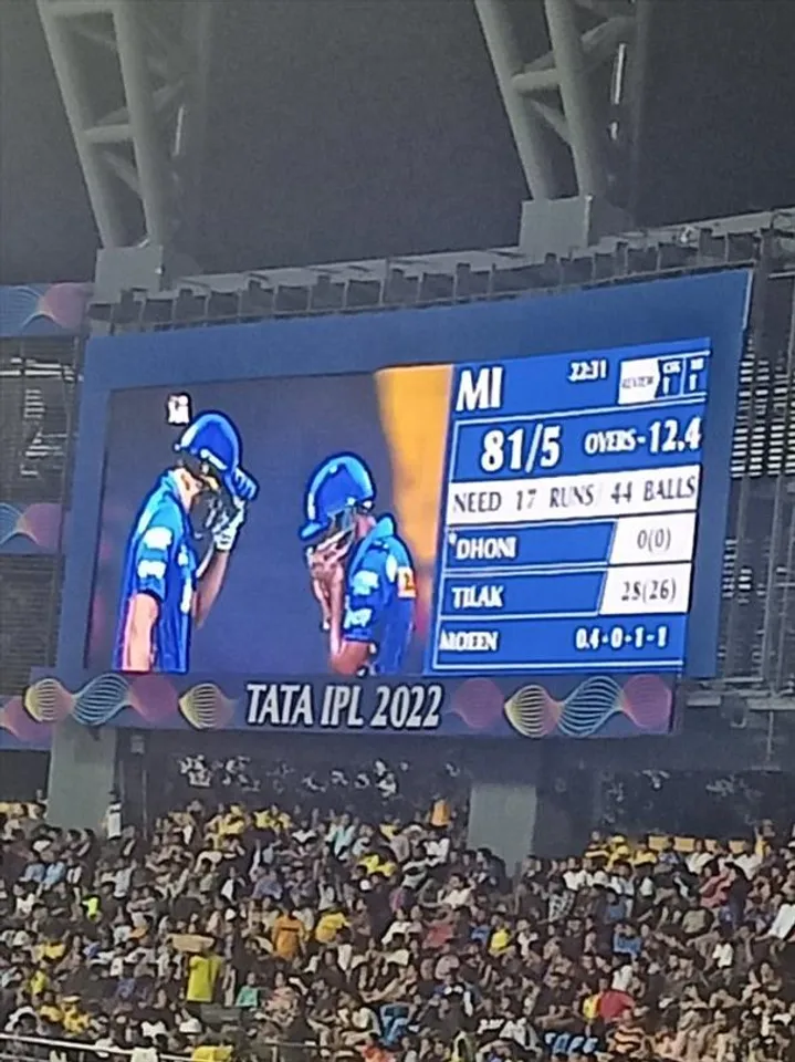 লোডশেডিংয়ের জের, ওয়াংখেড়ে স্টেডিয়ামে মুম্বই ইন্ডিয়ান্সের হয়ে ব্যাট করলেন ধোনি!