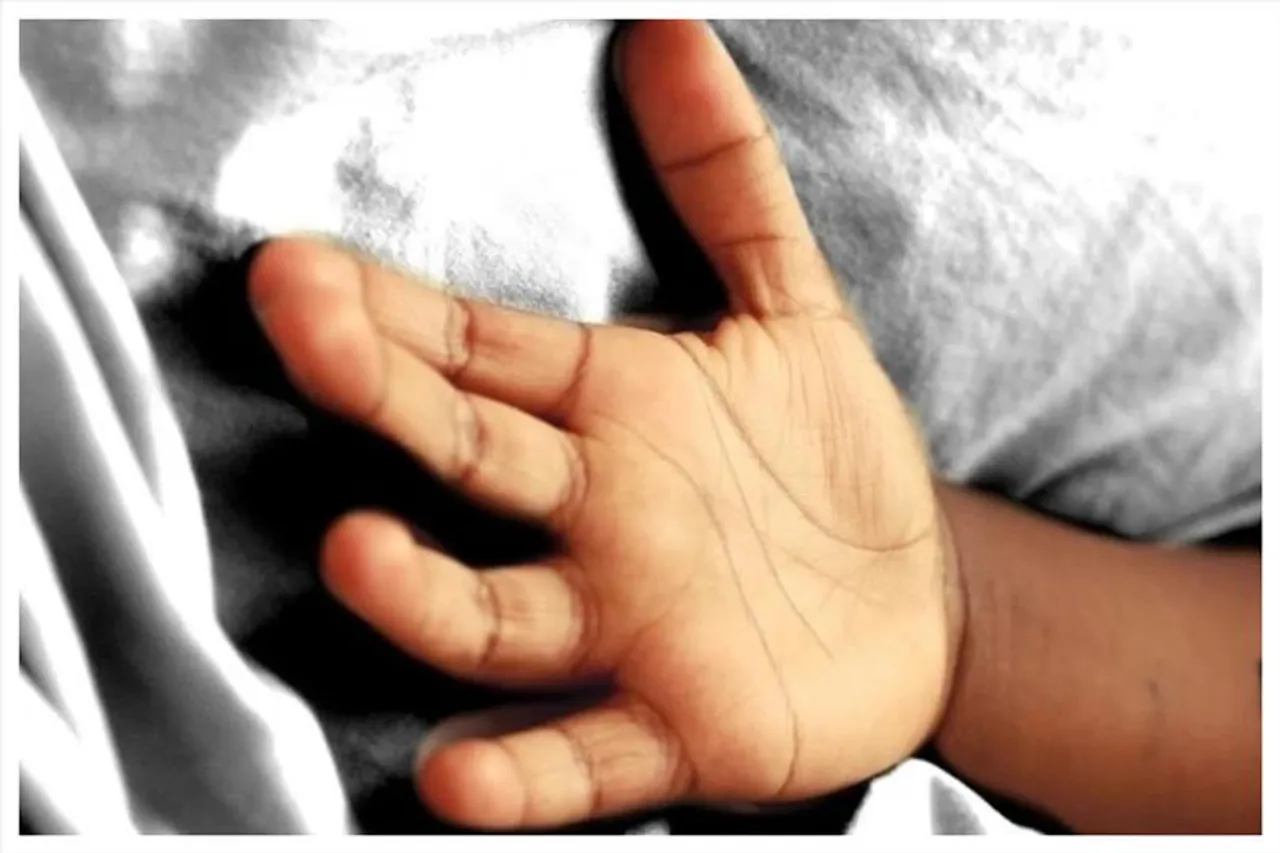 স্কুল বাসের ভেতরে শ্বাসরোধে চার বছরের শিশুর মৃত্যু