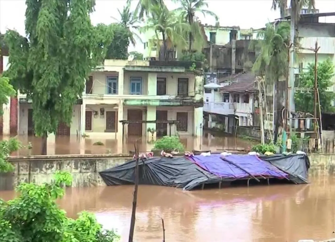 জলমগ্ন আহমেদাবাদ, নভসারিতে ভয়াবহ বন্যা পরিস্থিতি