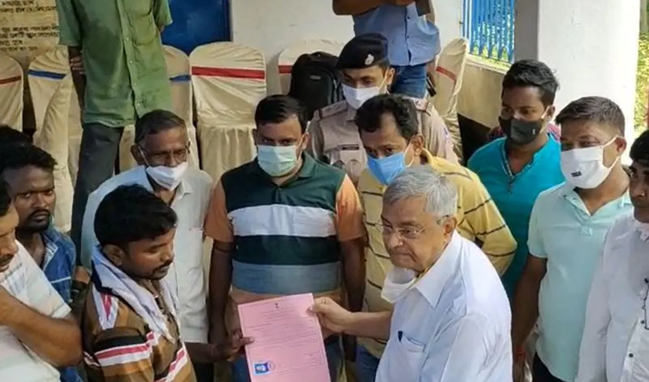 বিশ্ব আদিবাসী দিবসে আদিবাসীদের হাতে তুলে দেওয়া হল শংসাপত্র