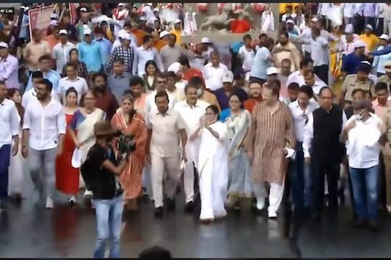 কলকাতাকে রঙিন শোভযাত্রায় রাঙিয়ে ঘোষণা মমতার