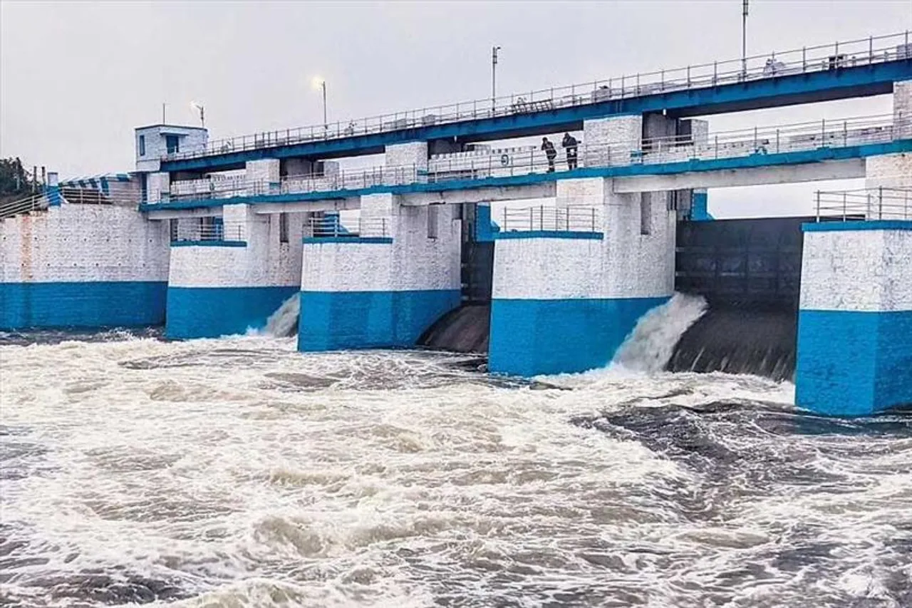 প্রবল বর্ষণের পর জল ছাড়া হল চেন্নাই বাঁধ থেকে