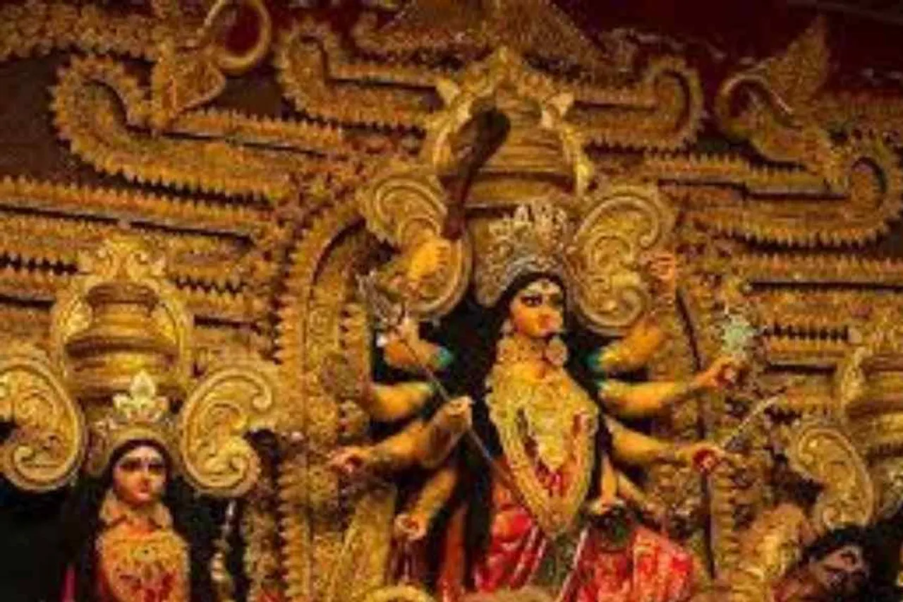 কলকাতার মণ্ডপে মণ্ডপে দর্শনার্থীর সংখ্যা বাড়ছে