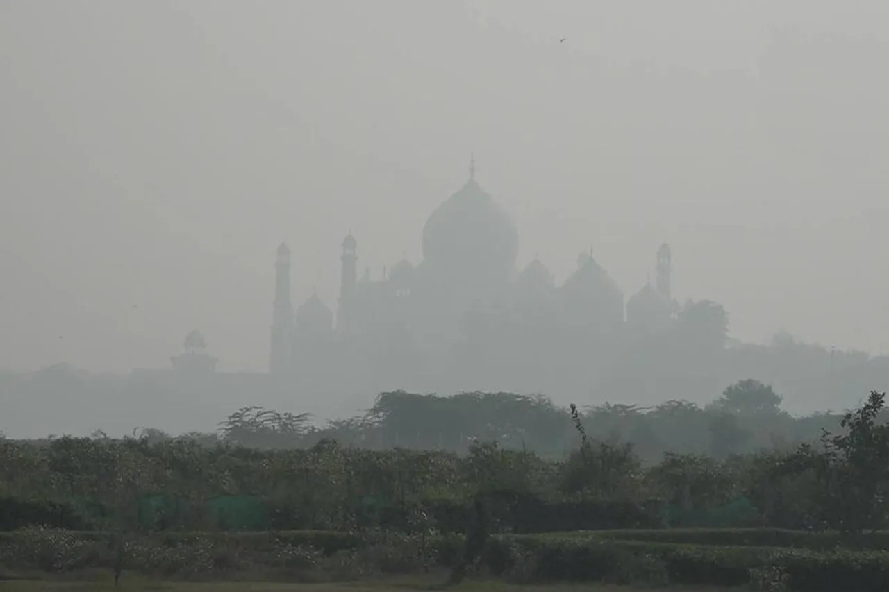 আর দেখা যাচ্ছে না তাজমহল
