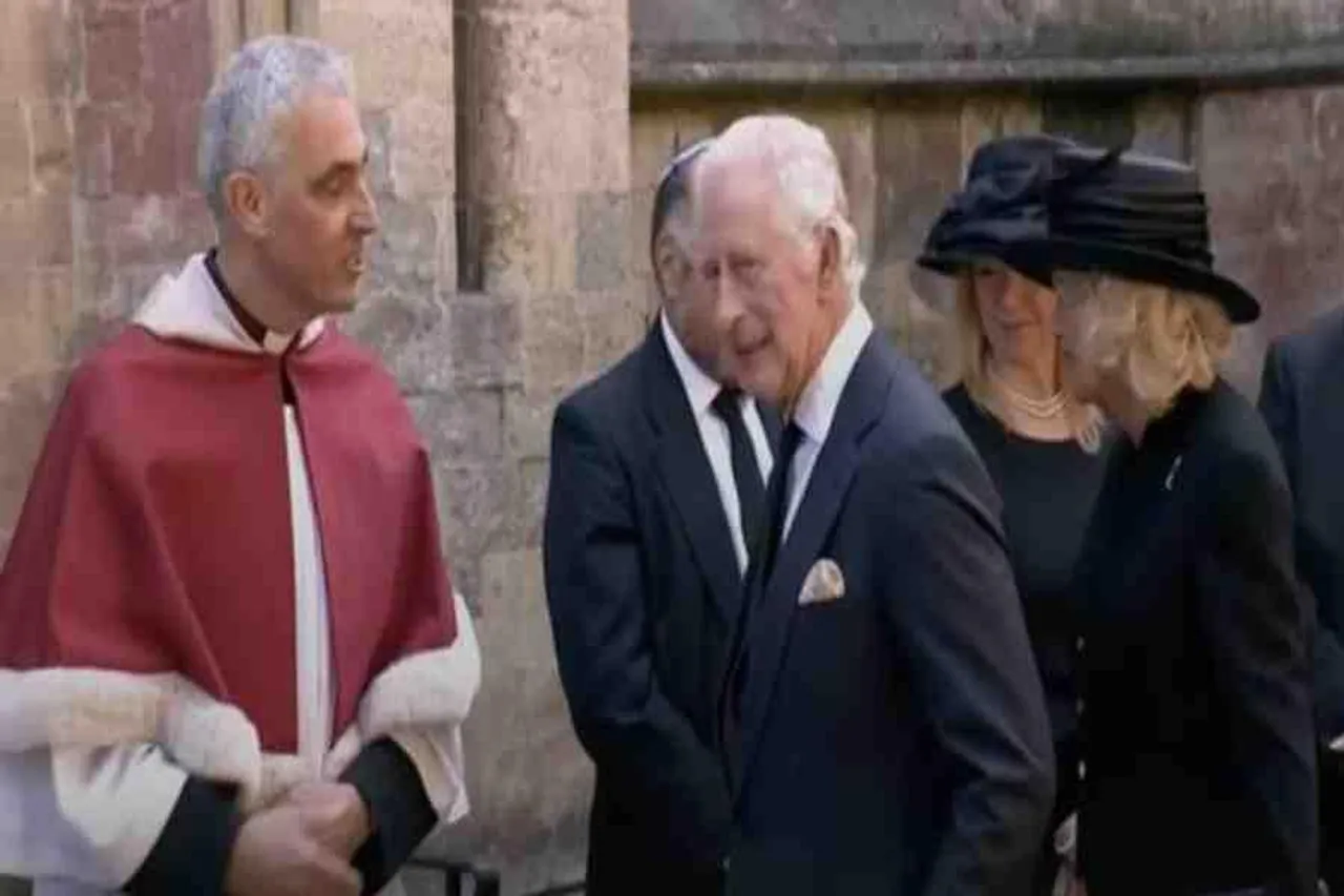 গান স্যালুট দেওয়া হল রাজা তৃতীয় চার্লসকে