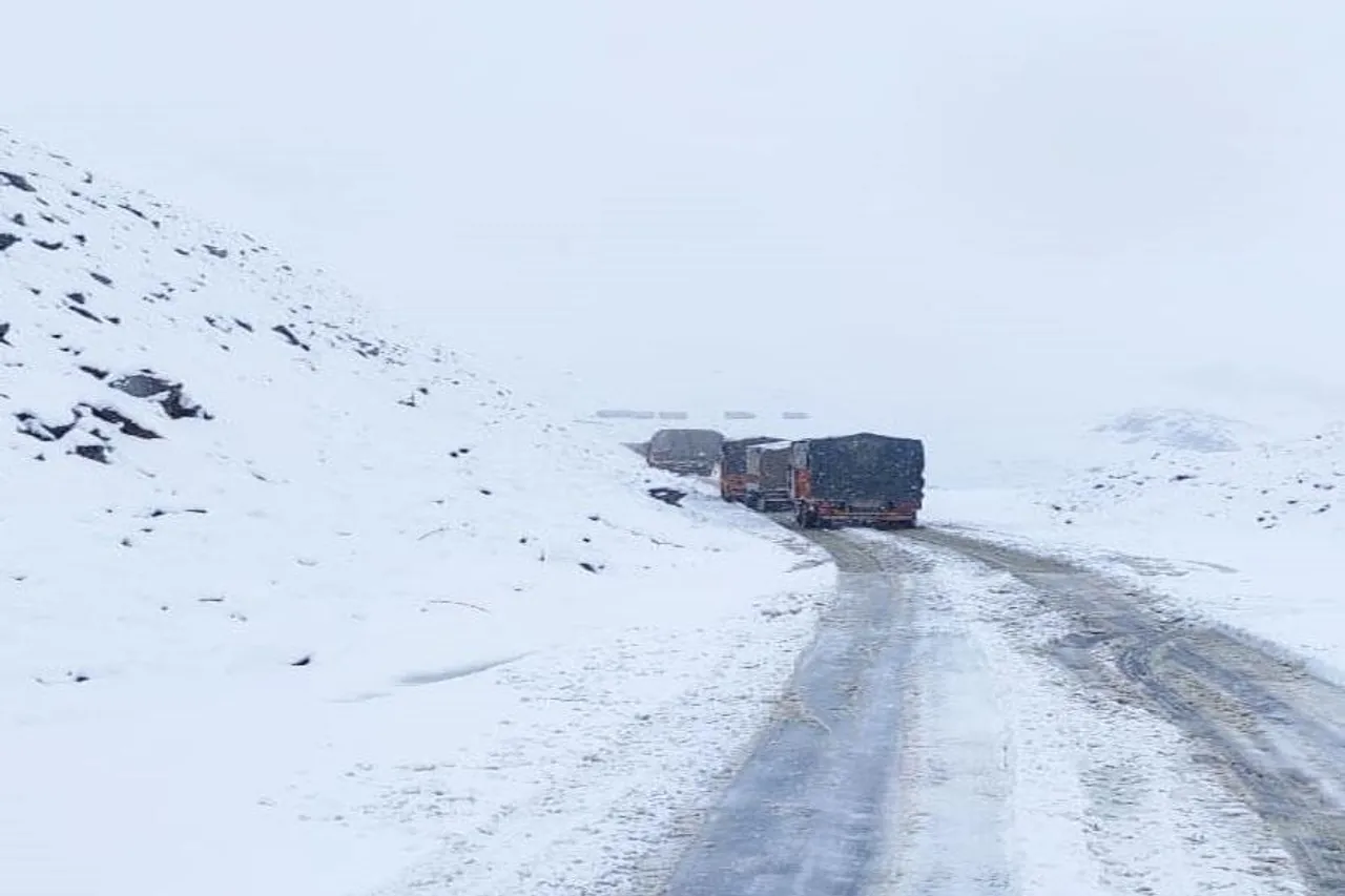 সাদা বরফে ঢাকল হিমাচল, বন্ধ রাস্তা