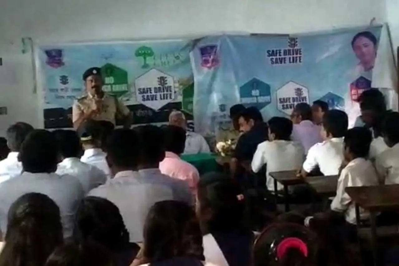 সাইবার ক্রাইম ও ট্রাফিক সচেতনতা শিবিরের আয়োজন স্কুলে