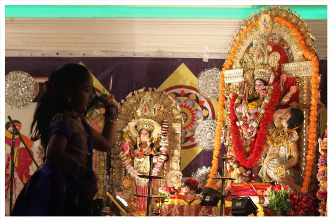 লণ্ডনঃ দুর্গা পুজো শুরু হওয়ার সময় মায়ের হাতে ছিল না কোনও অস্ত্র