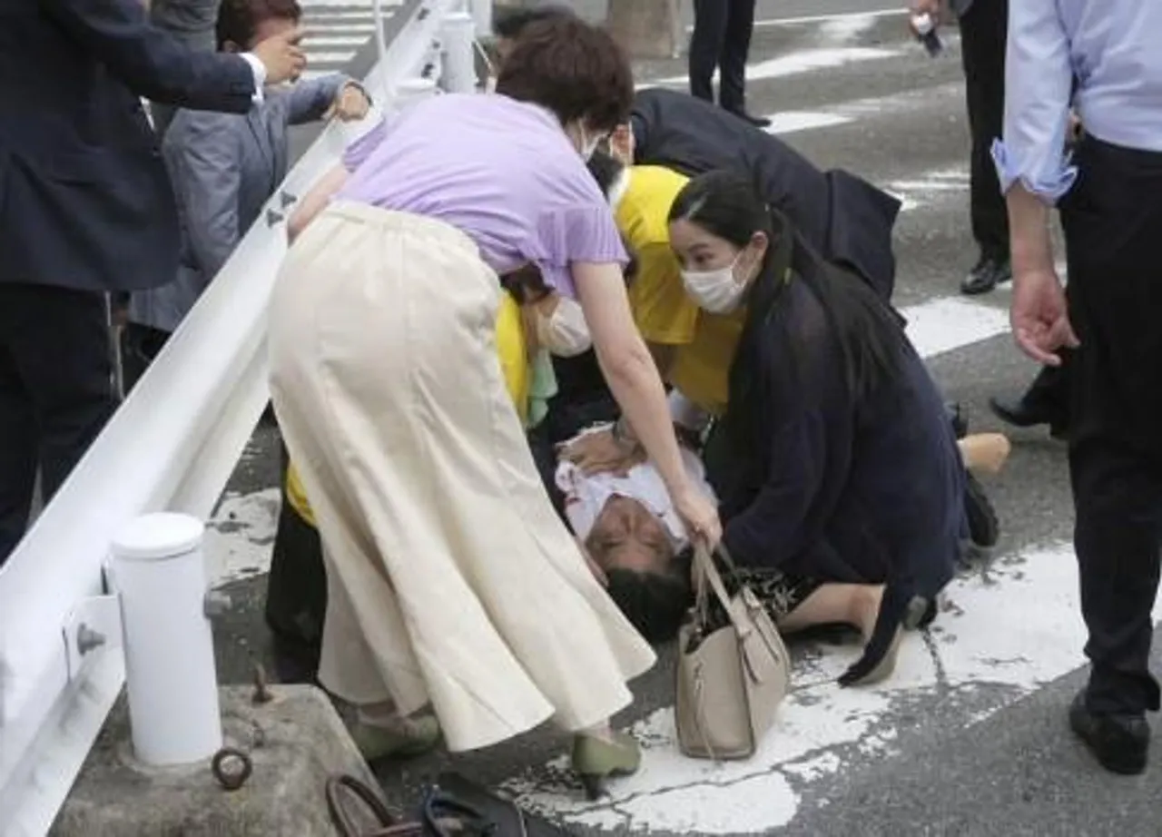 সমাবেশ মঞ্চে বুক লক্ষ্য করে চলল গুলি, লুটিয়ে পড়লেন শিনজো আবে