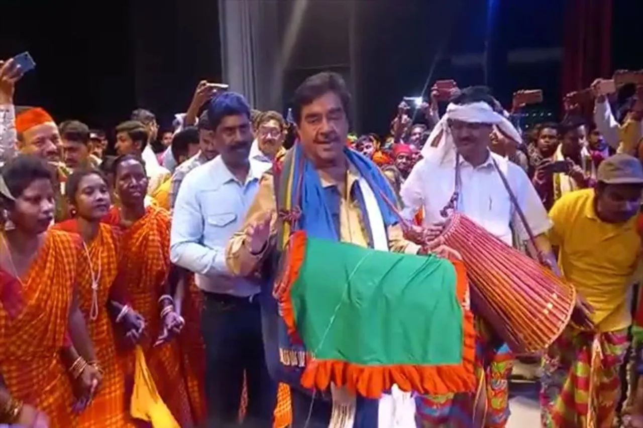 মাদল বাজিয়ে আদিবাসী নাচে পা মেলালেন শত্রুঘ্ন সিনহা