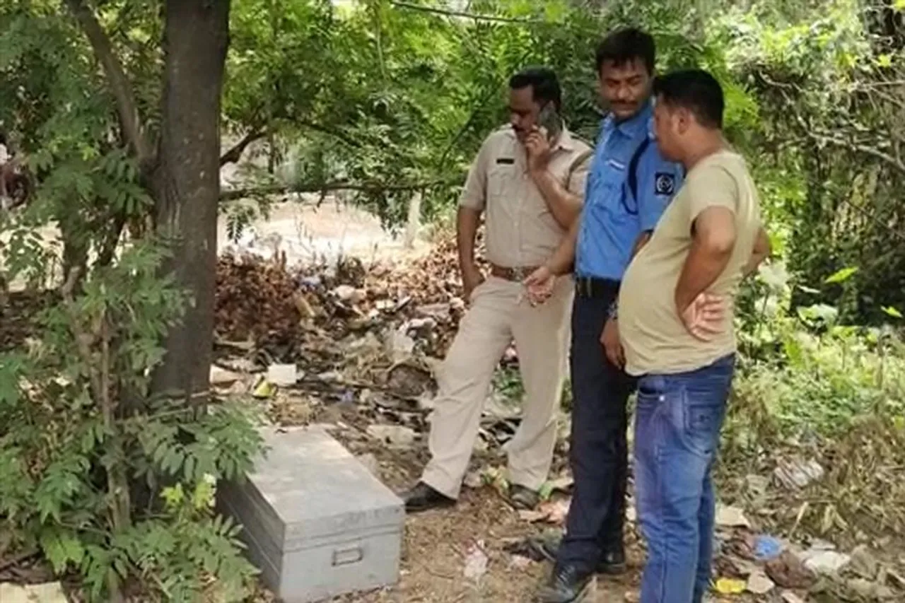 নিয়ামতপুরের সন্দেহজনক বাক্স উদ্ধার করল পুলিশ