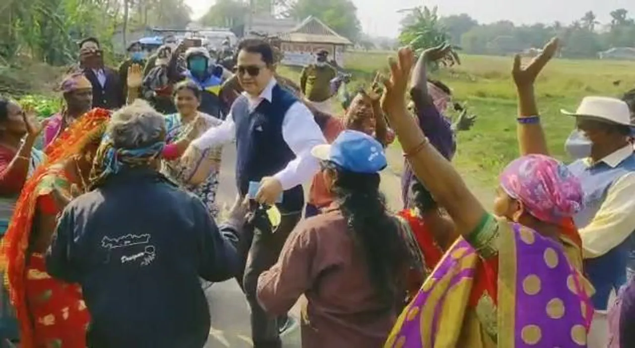 আদিবাসী সম্প্রদায়ের সঙ্গে নাচলেন ডেবরা বিধানসভার বিধায়ক