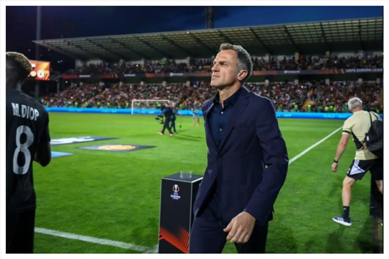 পদত্যাগ করলেন শেরিফ কোচ