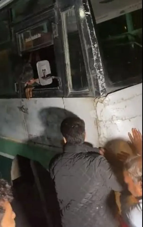 বিলাসপুরে এইচআরটিসি-র বাস ঠেলে দিলেন কেন্দ্রীয় মন্ত্রী অনুরাগ ঠাকুর, দেখুন ভিডিও