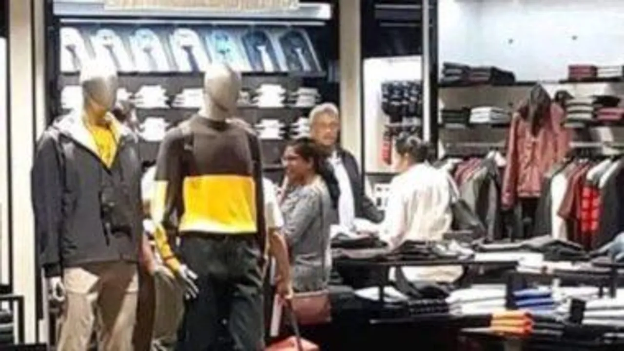 সিঙ্গাপুরের চাঙ্গি বিমানবন্দরে ক্যামেরাবন্দি শ্রীলঙ্কার প্রেসিডেন্ট গোতাবায়া রাজাপাক্ষে ও তাঁর স্ত্রী