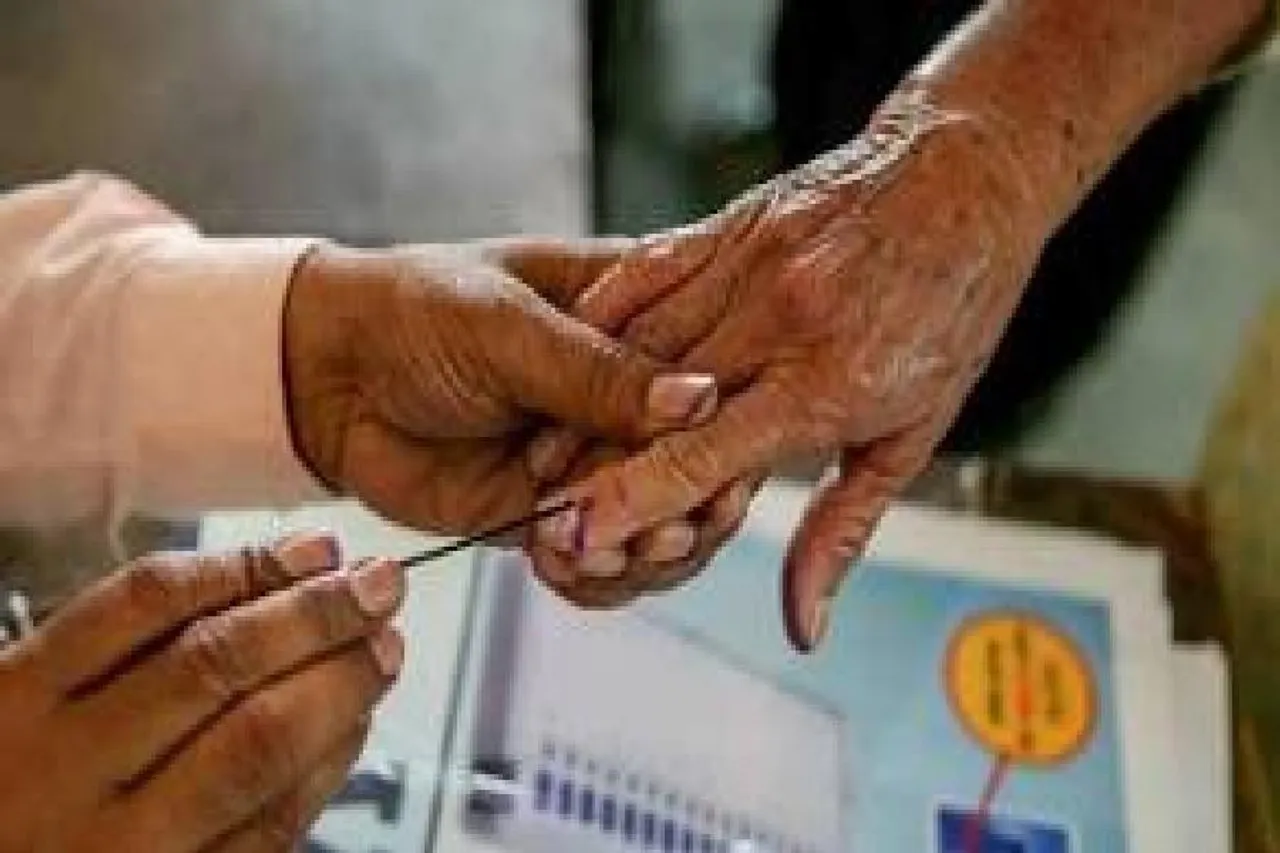 সাগরদিঘিতে পোলিং এজেন্টদের সঙ্গে প্রিসাইডিং অফিসারের বচসা