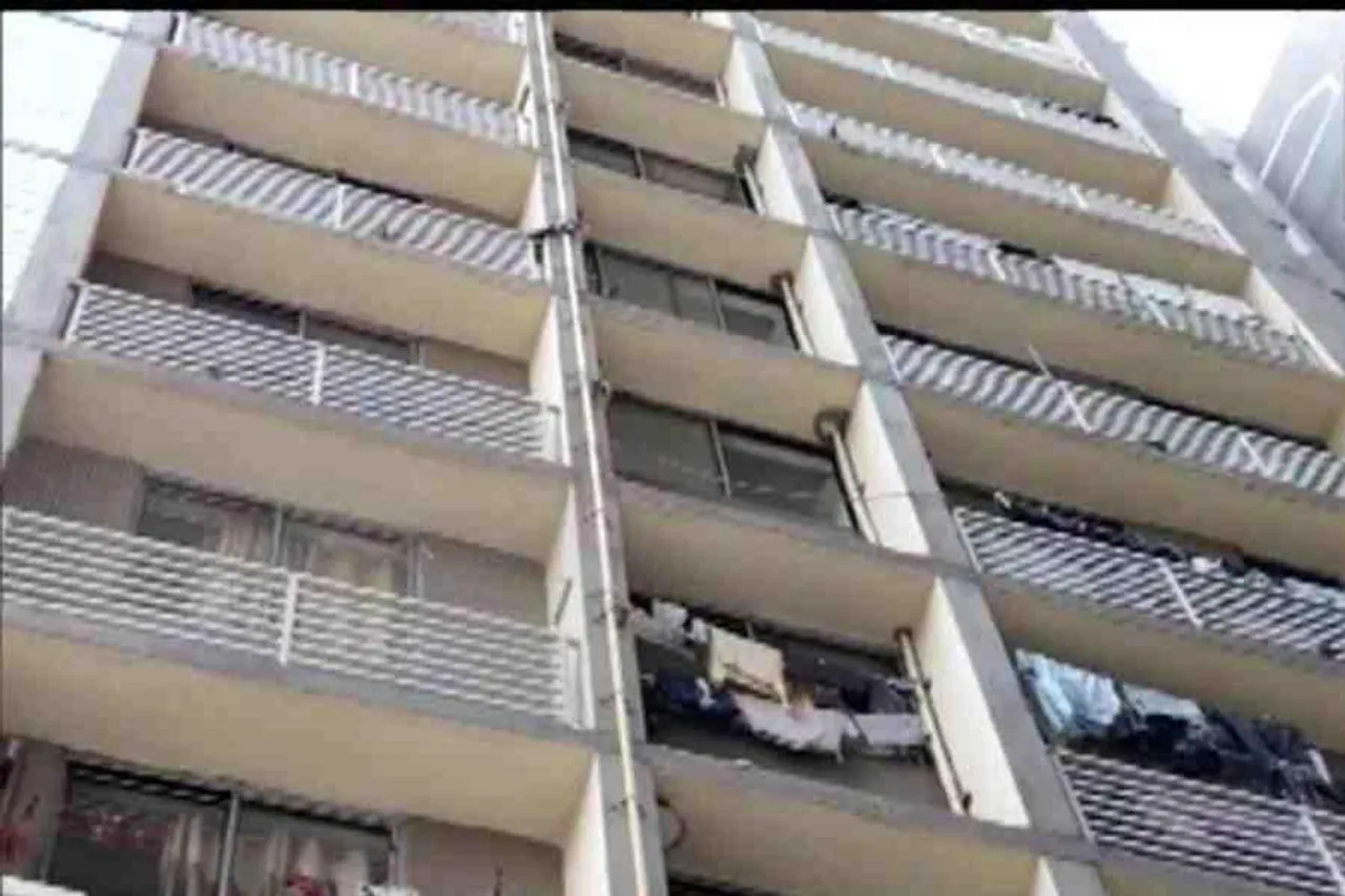 স্ত্রী ও কন্যাকে নিয়ে বহুতল থেকে ঝাঁপ দিয়ে আত্মঘাতী পুলিশ অফিসার