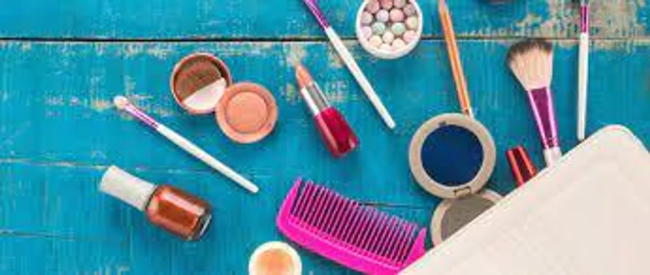 মেকআপ ব্যাগে  কী কী রাখবেন
