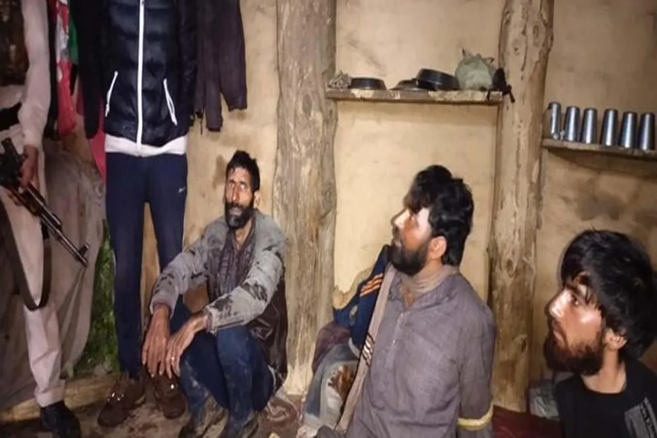 জম্মু-কাশ্মীরে গ্রামবাসীদের দ্বারা আটক ২ সন্ত্রাসী