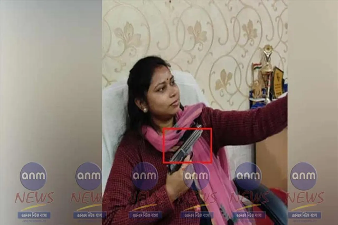 আগ্নেয়াস্ত্র হাতে তৃণমূলের পঞ্চায়েত সভাপতি, ভাইরাল ছবি!