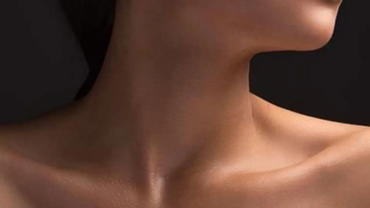 এই উপায়ে রোধ করুন গলায় পড়া বার্ধক্যের ছাপ