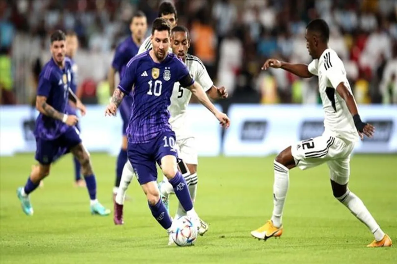 মারাদোনার আসনে মেসি