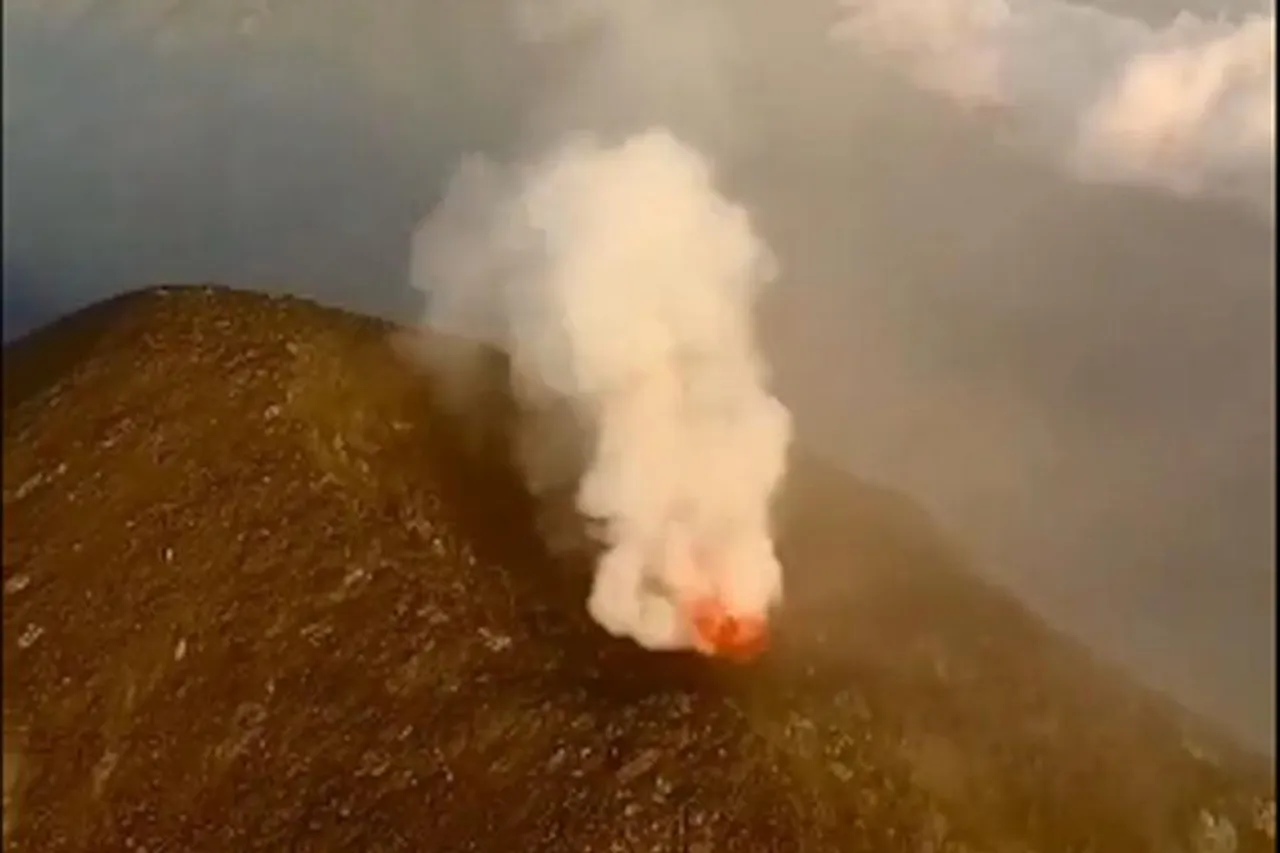 পাহাড় ফুঁড়ে বেরচ্ছে লাভা, দেখুন ভিডিও