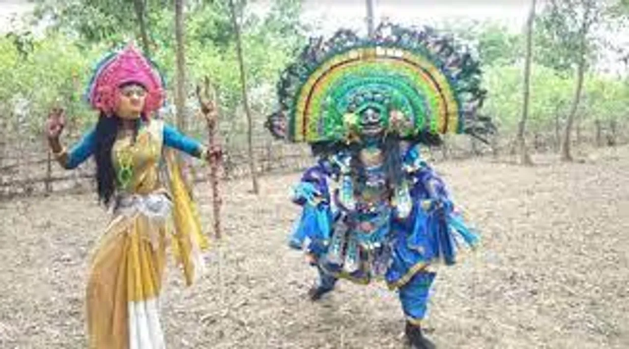 ছৌ নাচ করে রাস্তায় বাজির বিরুদ্ধে সচেতনতা প্রচার পুলিশের