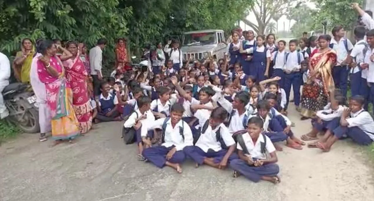 শিক্ষকের বিরুদ্ধে পড়ুয়াদের মারধরের অভিযোগ, স্কুলে বিক্ষোভ অবিভাবকদের