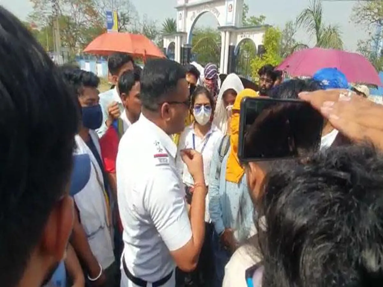 পুলিশের সহযোগিতায় বিক্ষোভ উঠল কাজী নজরুল বিশ্ববিদ্যালয়ে